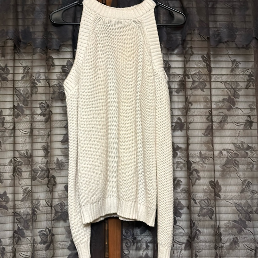shoulder-less  sweater